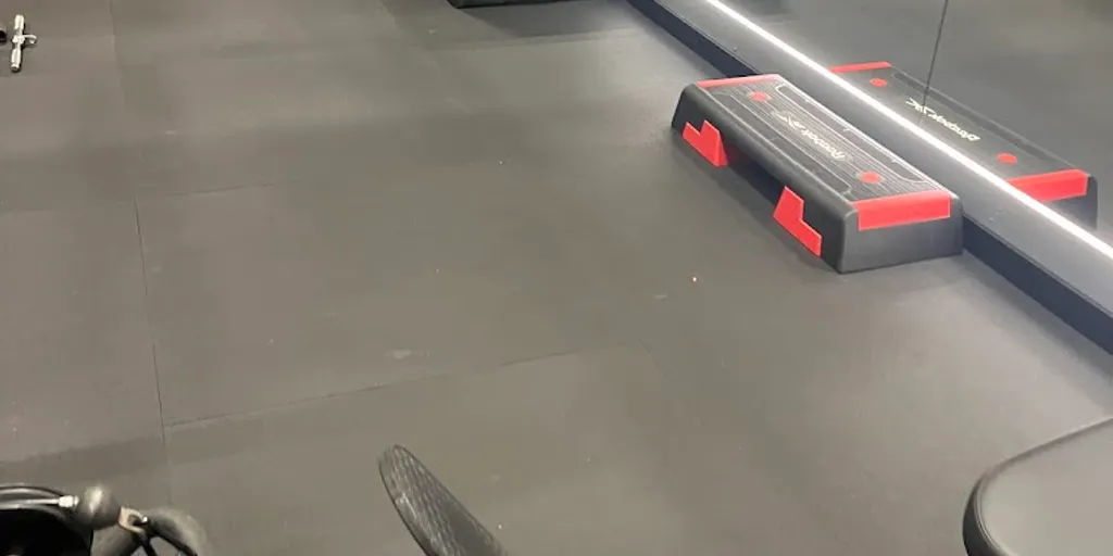 BLACK GYM FITNESS CLUB 5