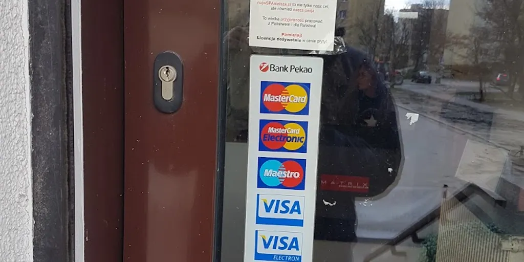 Uroda. Salon fryzjersko - kosmetyczny 8