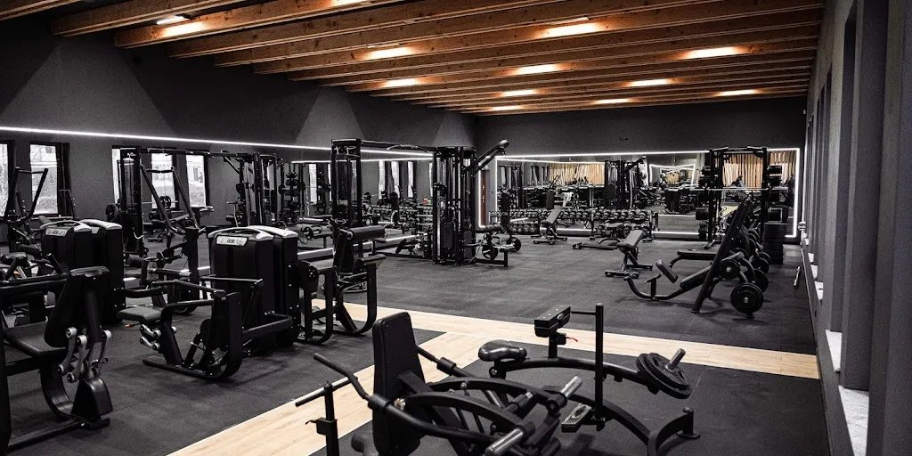 BLACK GYM FITNESS CLUB 1