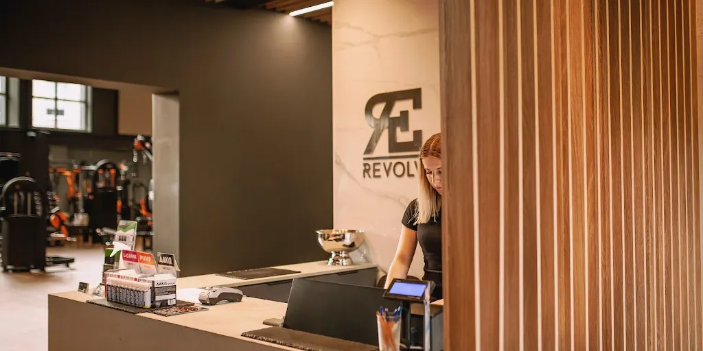 Revolve Fitness - Siłownia i afiliowany klub HYROX Łódź 10