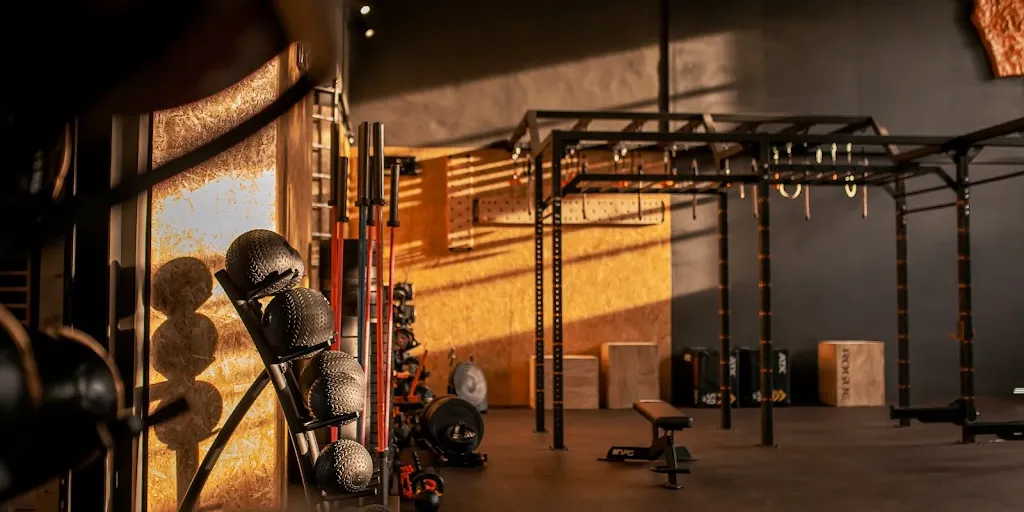 Revolve Fitness - Siłownia i afiliowany klub HYROX Łódź 1