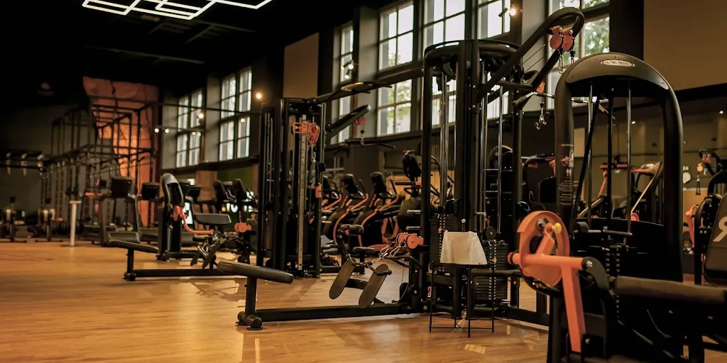 Revolve Fitness - Siłownia i afiliowany klub HYROX Łódź 2