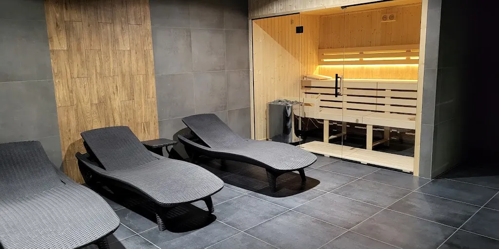 BLACK GYM FITNESS CLUB 4