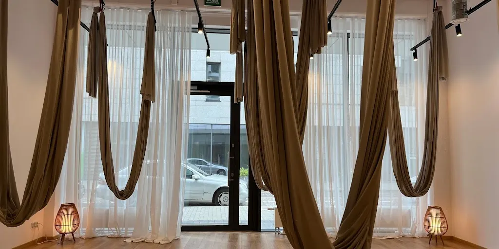 Studio jogi Kraków "Pies głową do góry" 2