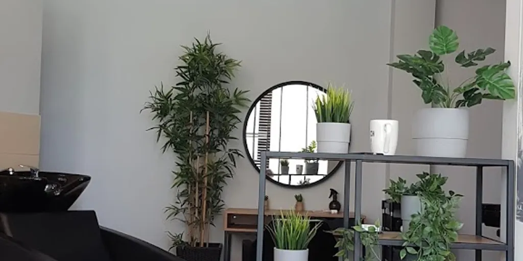 Uroda. Salon fryzjersko - kosmetyczny 3