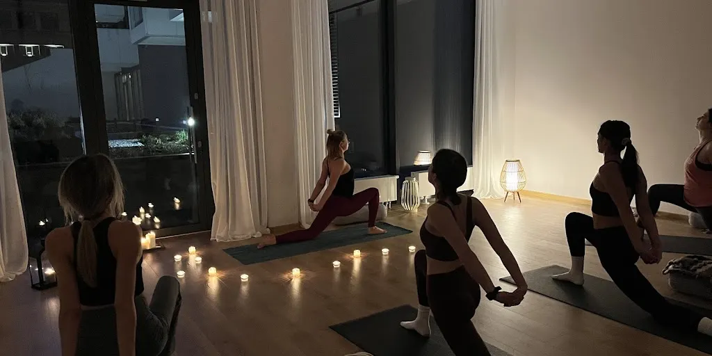 Studio jogi Kraków "Pies głową do góry" 1