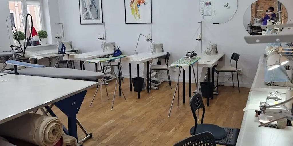 7cm Szkoła Projektowania, Konstrukcji i Technik Krawieckich 1