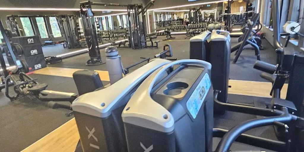 BLACK GYM FITNESS CLUB 10