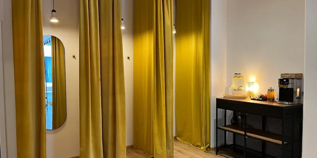 Studio jogi Kraków "Pies głową do góry" 5