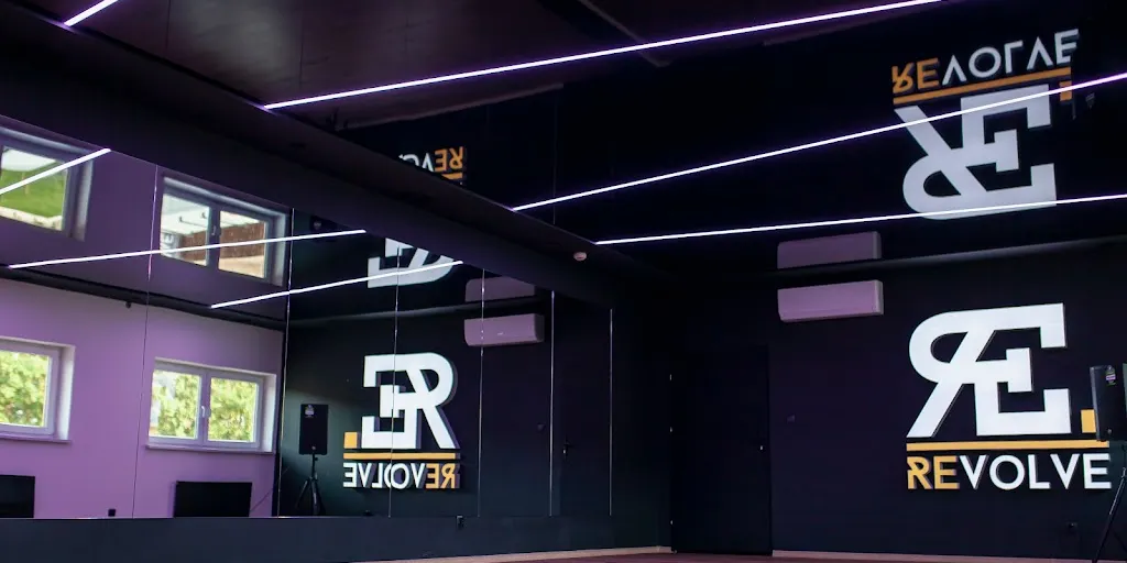 Revolve Fitness - Siłownia i afiliowany klub HYROX Łódź 6