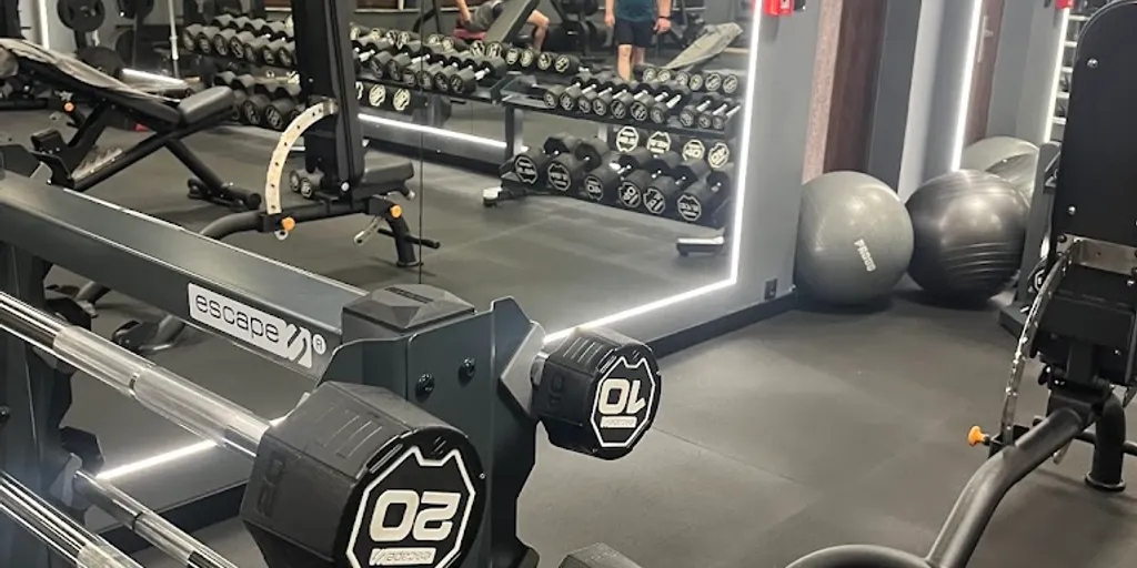 BLACK GYM FITNESS CLUB 9